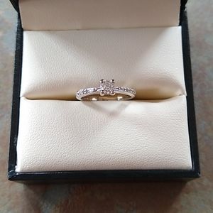Small diamond ring. Size 4.5